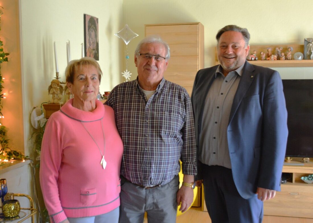 Teublitz. Manfred Mandl feierte in Katzdorf seinen 80. Geburtstag, umringt von Familie, Freunden und städtischen Vertretern. Mandl, geboren 1945, blickt auf ein aktives Leben zurück, inklusive Auszeichnung durch die Stadt Teublitz.
