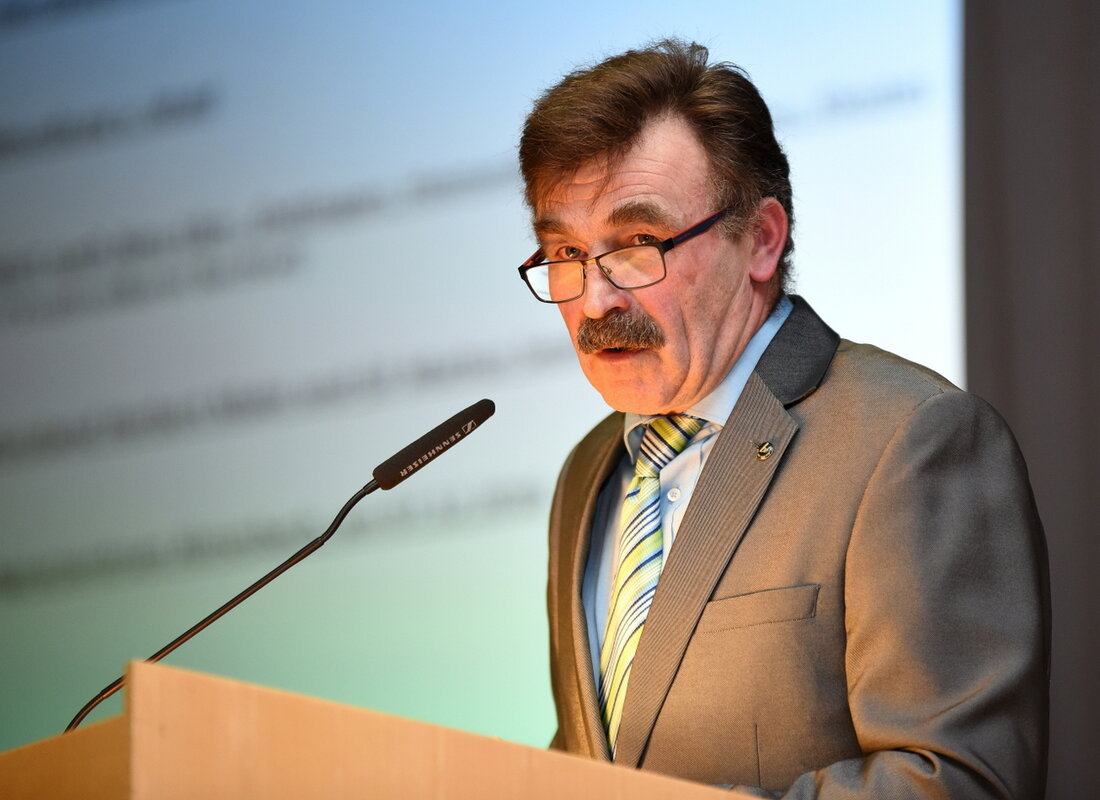 Neustadt/WN. Seit 13 Jahren verzeichnet die Milcherzeugergemeinschaft Weiden (MEG) sinkende Mitgliederzahlen. Die produzierte Milchmenge steigt dagegen das fünfte Jahr in Folge an. „Der Strukturwandel macht auch vor unserer MEG nicht [&hellip;]