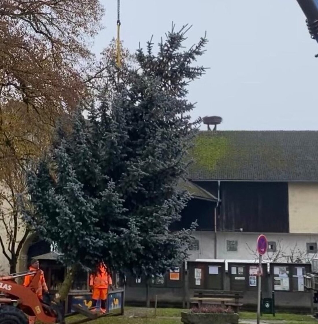 Mantel. Der Christbaum steht bereits. Daneben ist im Ort vieles geboten in der Vorweihnachtszeit, sodass für jeden etwas dabei ist.