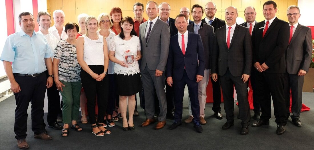 Mantel. Die Sparkasse Mantel kann sich sehen lassen: Kunden erledigen ihre Bankgeschäfte seit der Renovierungsarbeiten in der Geschäftsstelle in hellem, freundlichem, modernem Ambiente – zur offiziellen Einweihungsfeier gab es auch den [&hellip;]