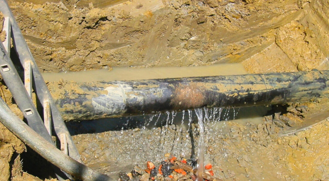 Weiden. Aufgrund eines Wasserrohrbruchs in einer Hochbehälterleitung muss der Fahrradweg im Bereich des TÜV bis zur Auffahrt auf die B22 bei der Spielvereinigung Weiden vollständig gesperrt werden.