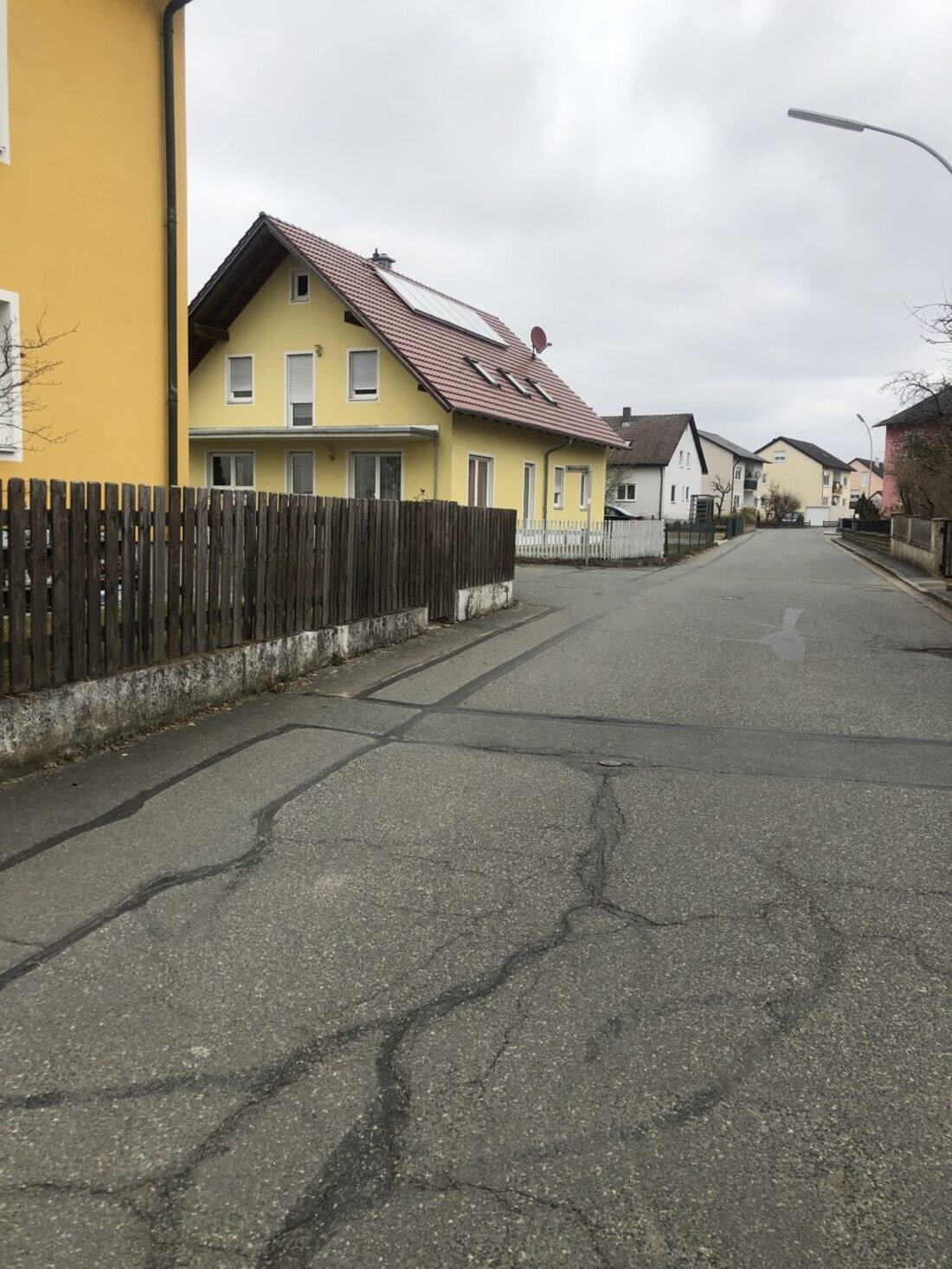 Mantel. Der Marktrat entschied sich für eine vollständige Sanierung des Drosselweges und genehmigte verschiedene Bauvorhaben sowie Zuschüsse. Wichtige Beschlüsse umfassten auch die Bebauungsplanänderung im Industriegebiet und einen Zuschuss für die Schwangerschaftsberatungsstelle.