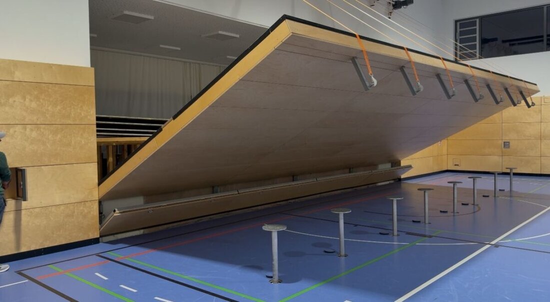 Mantel. Der Marktgemeinderat entscheidet, für etwa 73.000 Euro eine klappbare Bühne für die sanierte Sporthalle anzuschaffen. Die Bühne spart Zeit und Arbeitskraft, benötigt keinen Lagerplatz.