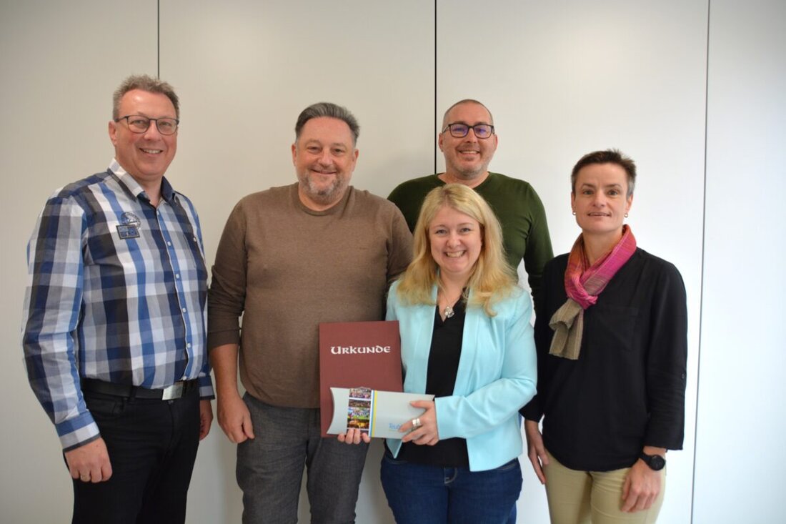 Teublitz. Bauamtsmitarbeiterin Manuela Pleier hat erfolgreich den Beschäftigtenlehrgang 1 absolviert und trägt nun den Titel "Verwaltungsfachkraft". Sie bleibt dem Bauamt Teublitz erhalten und unterstützt es mit ihrem neu erworbenen Wissen.