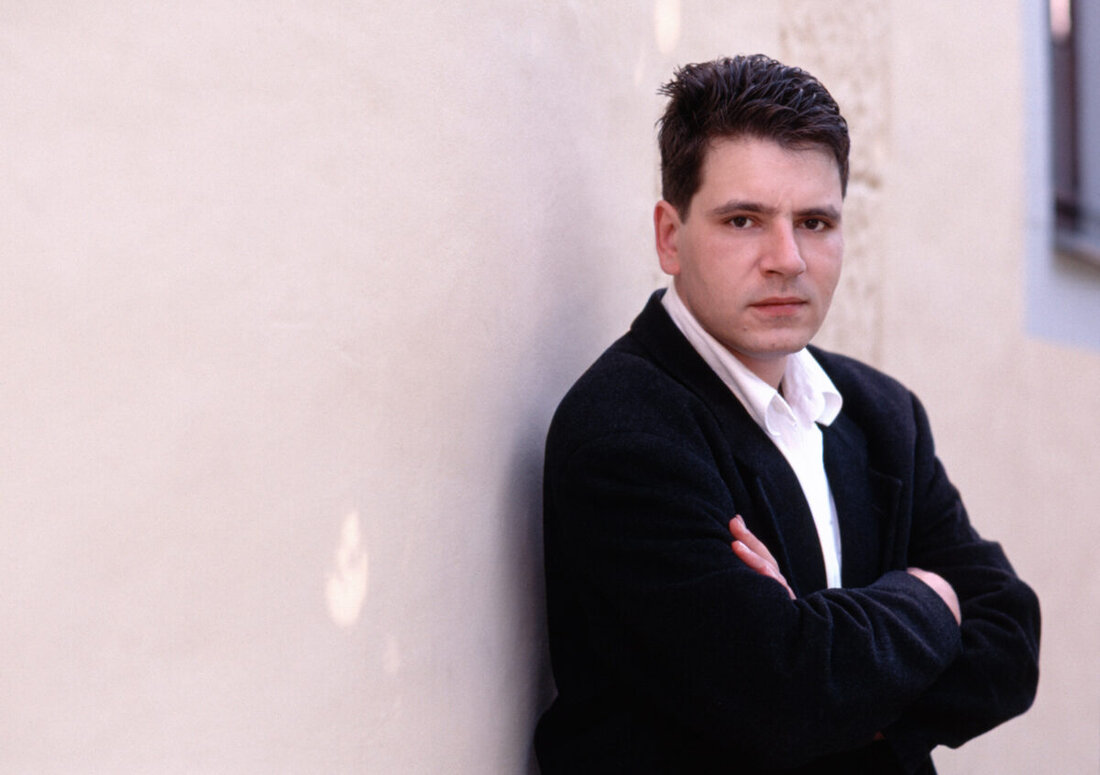 Sulzbach-Rosenberg. Am Donnerstag, 23. April 2026, 19 Uhr, liest Marcel Beyer aus „Augenlicht“ und spricht mit Thomas Geiger über Bilder versehrter Körper und ihre mediale Vermittlung.