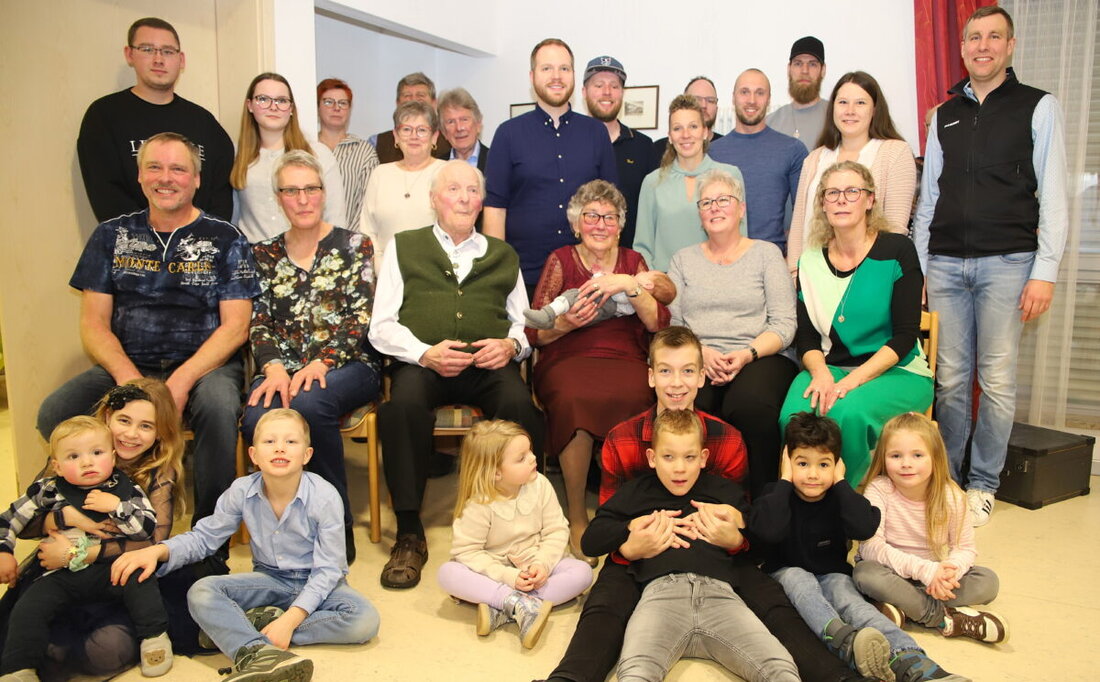 Etzenricht. Marga Böhm feierte mit einem dritten Weihnachtstag ihren 85. Geburtstag im Kreise ihrer Großfamilie und erinnerte an ihre Eiserne Hochzeit sowie die Geburt des zehnten Urenkels.