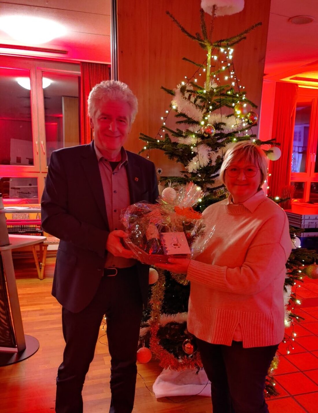 Floß. Bei der Weihnachtsfeier des Marktes wurden langjährige Mitarbeiter geehrt, darunter Personen mit bis zu 25 Jahren Betriebszugehörigkeit.