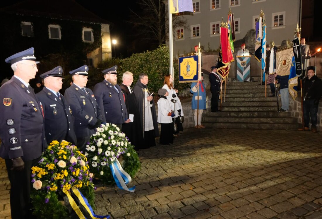 Floß. Am Volkstrauertag fand eine Gedenkfeier für Frieden und gegen Diskriminierung mit einer eindrucksvollen Rede von Stabsfeldwebel a. D. Hans Eismann statt. Bürgermeister Robert Lindner betonte die Bedeutung des Gedenkens an die Kriegstoten.