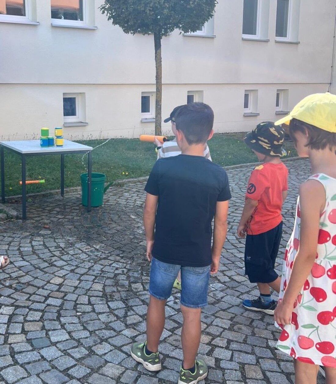 Floß. Die Marktbücherei zeigte beim Ferienprogramm ein Herz für Kinder: Über 30 kamen zu Spielen vor dem Rathaus und zum Basteln, organisiert von Carmen Stetter und Kathrin Plouschka.