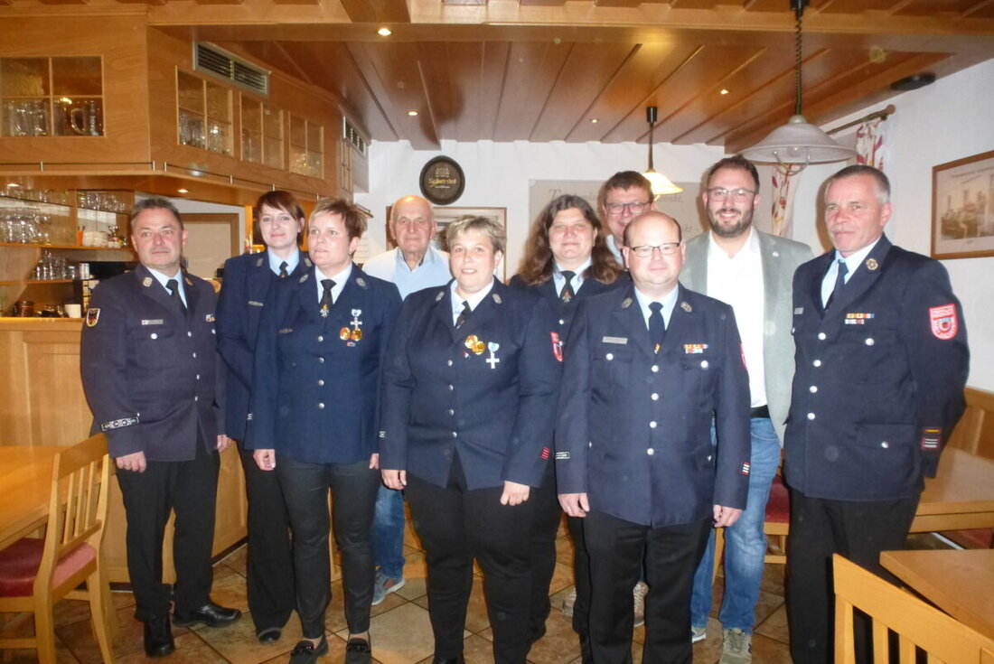 Kirchenthumbach. Die Marktfeuerwehr ehrte im Posthorn langjährige Mitglieder. Thomas Gmeiner und Kreisbrandmeister Gerald Wölfl dankten fürs Ehrenamt. Geehrt wurden 50 Jahre Manfred Liedl und 25 sowie 40 Jahre weitere Mitglieder.