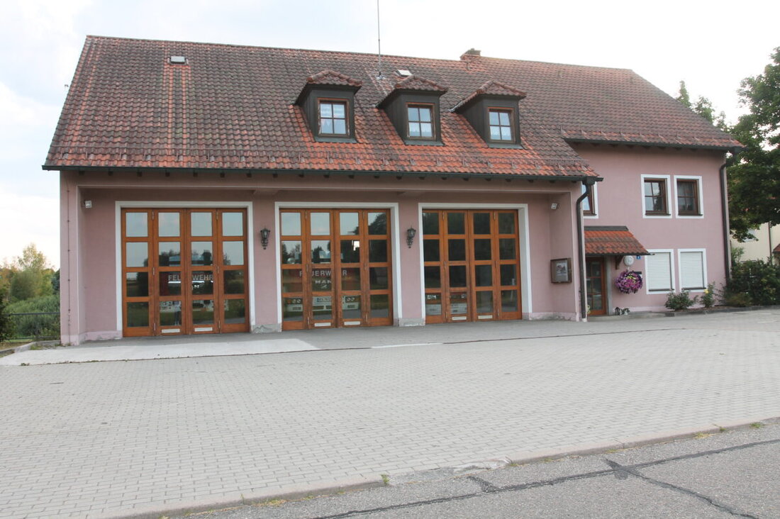 Waidhaus. Der Marktgemeinderat hat sich einstimmig für die Sanierung des Feuerwehrhauses mit Anbau entschieden – aus Gründen der Nachhaltigkeit und der Kosten. Baubeginn ist im Frühjahr 2027, die Fertigstellung Mitte 2028.