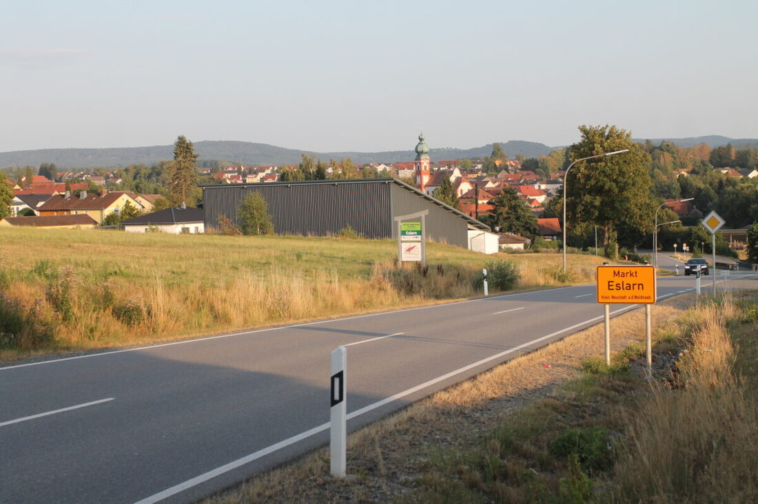 Eslarn. Der Marktgemeinderat beschließt einstimmig den flächendeckenden Gigabitausbau für alle förderfähigen Adressen. Der Förderantrag soll bis 15. September 2026 stehen, der Eigenanteil beträgt 420.000 Euro.