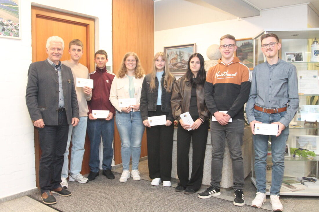 Floß. Der Markt zeichnete die besten Schulabsolventen 2025 aus. Der Gemeinderat hob nach der Auflösung der Musikschule zum 31. Dezember 2024 Satzungen auf.