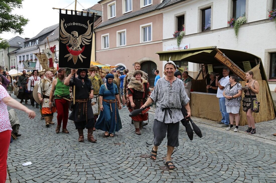 Bärnau. Anlässlich des 675-jährigen Stadtjubiläums zogen hunderte Besucher durch Bärnau. Neben Rittern, Gauklern und Feuerspuckern konnten sich die Zuschauer wie Edelleute und Untertanen im Mittelalter fühlen. Bei bestem Wetter schmeckte auch das [&hellip;]