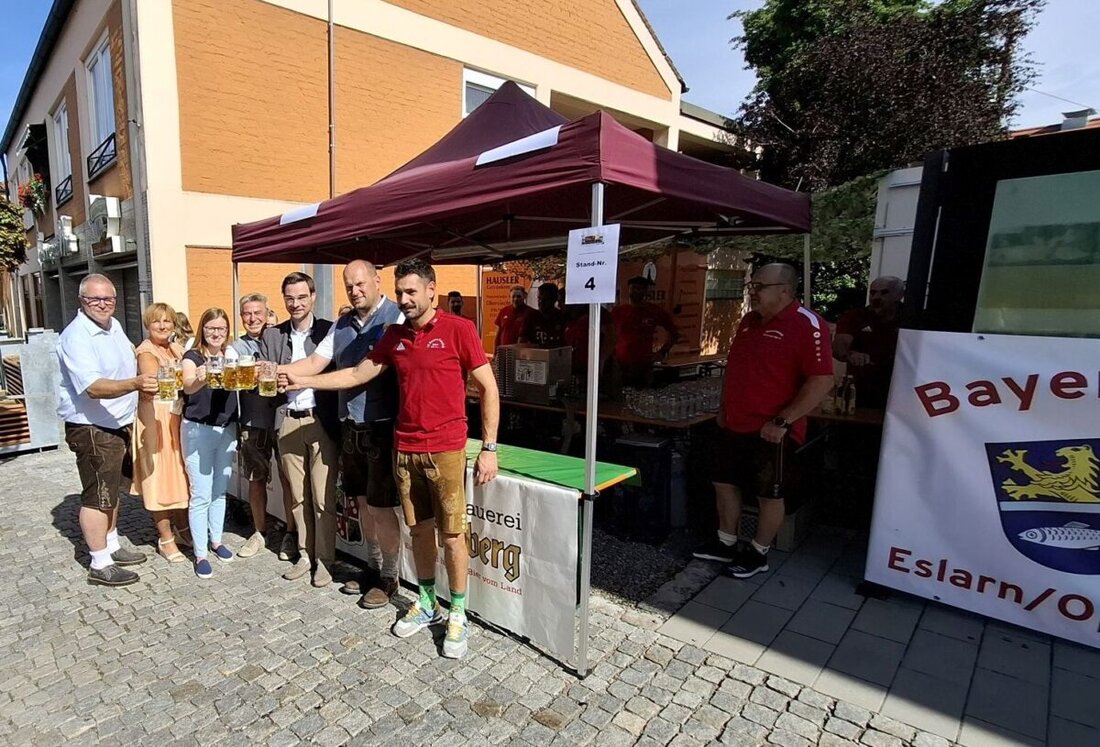 Eslarn. Über 1.000 Gäste genossen beim Markttreiben bayerische Spezialitäten und handwerkliche Produkte, während 117 Aussteller bei Sommerwetter eine Vielfalt an Angeboten präsentierten. Musik und kulinarische Köstlichkeiten bereicherten den Markttag, der auch Attraktionen für Kinder und einen Einblick in traditionelles und modernes Handwerk bot.