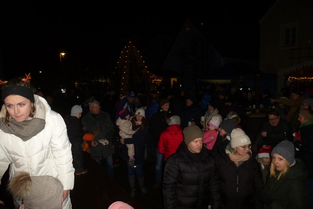 Kaltenbrunn. Die 14. Marktweihnacht lockt am Samstag, 20. Dezember, mit Lichterglanz, Chor und frohem Kindergesang. Eröffnung ist um 16 Uhr, der Nikolaus kommt um 17 Uhr; Feuer, Speisen und Getränke sorgen für gemütliche Wärme.