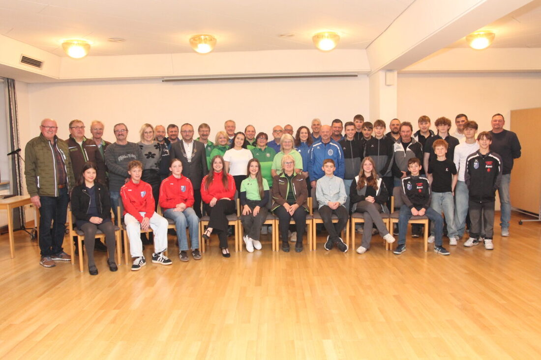 Waidhaus. Bürgermeister Markus Bauriedl ehrt zahlreiche Sportlerinnen und Sportler für herausragende Erfolge. Von Tanz, Leichtathletik, Judo, Kegeln und Schießsport bis zur Rassegeflügelzucht glänzt die Gemeinde.