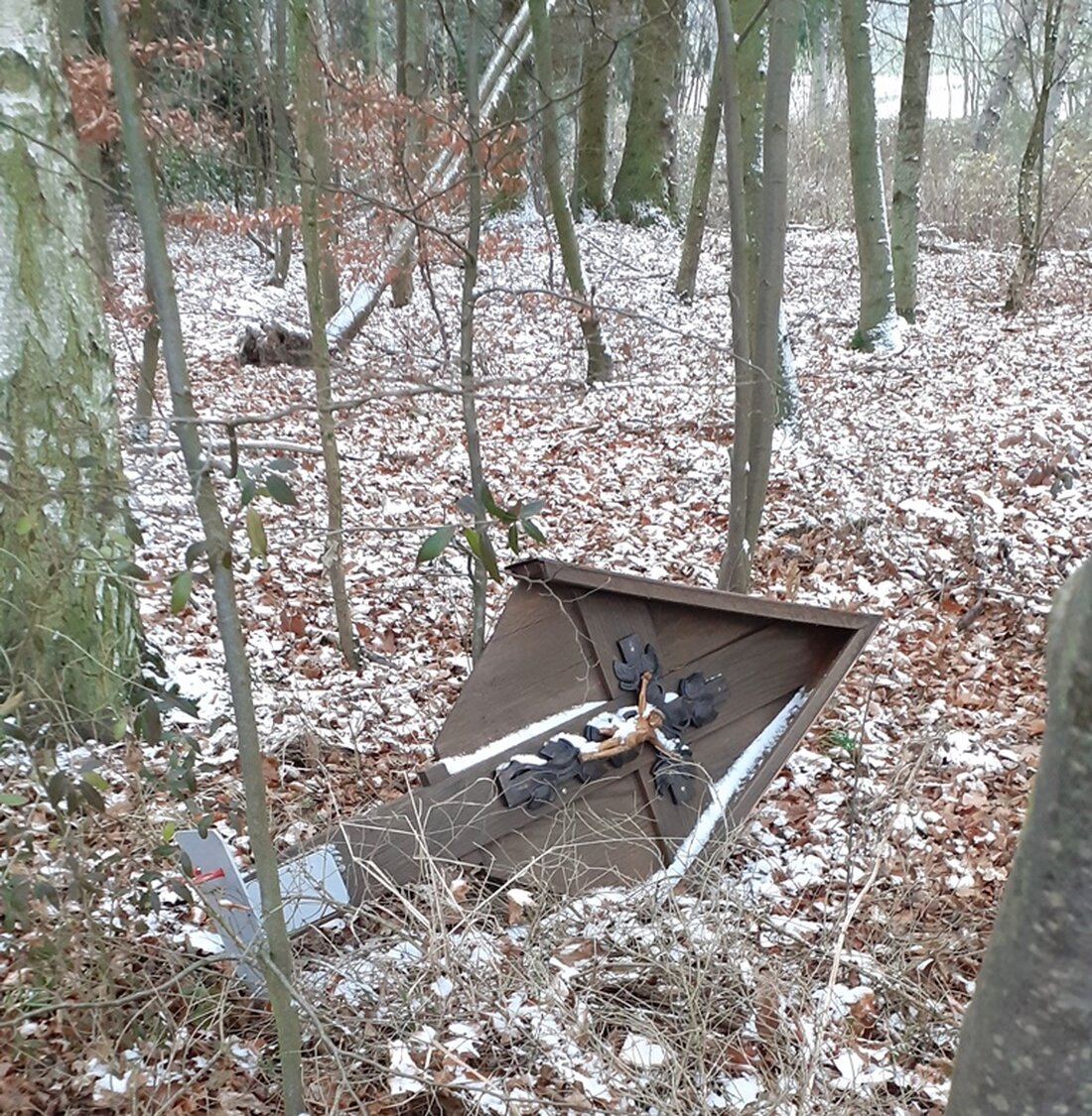 Luhe-Wildenau. Wer hat es auf das Feldmarterl in Luhe-Wildenau abgesehen? Immer wieder gibt es Anzeigen.  Wie die Polizei mitteilt, hat jemand das Marterl wohl vor gut einer Woche beschädigt. Laut [&hellip;]