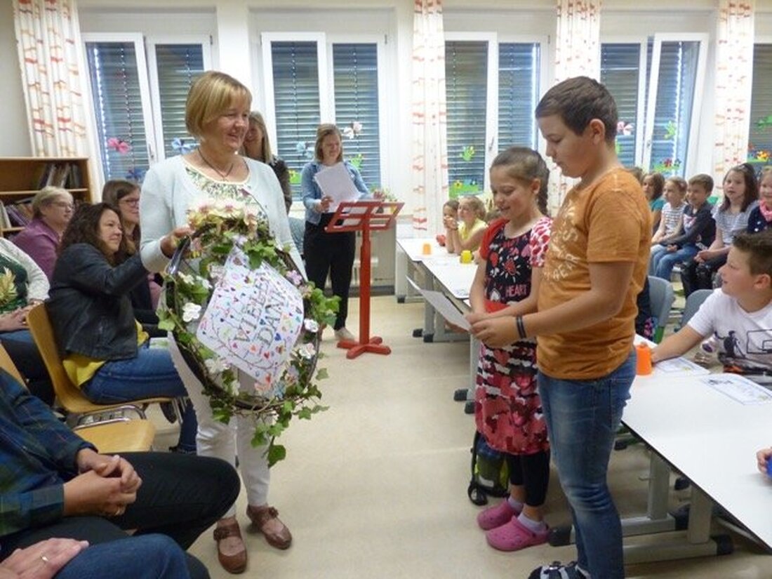 Leuchtenberg. Sie gute Seele der Schule – Martha Härtl – verlässt die Grundschule Leuchtenberg. Ihr zur Ehre feierte die Schulfamilie ein großes Fest.  Von Sieglinde Schärtl  Vor 33 Jahren begann für Martha Härtl [&hellip;]