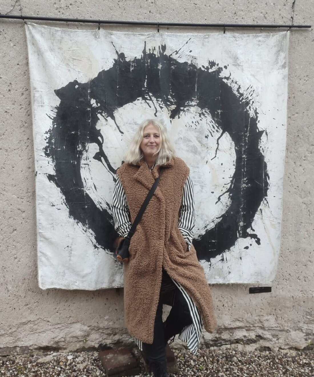 Neustadt/WN. "Vorsicht – echt scharfe Kunst" steht auf der Rückseite von Marthes Sentografien – und trifft den Nagel auf den Kopf. Mit diesen besonderen Arbeiten auf hauchdünnem Stahlblech sowie ihren monumentalen Gemälden auf Rohleinen hat Marthe der Alten Schießstätte ein völlig neues visuelles Erscheinungsbild verliehen. Die Wirkung ihrer Kunst – unmittelbar, roh und kraftvoll – begeisterte Publikum wie den veranstaltenden Kunst- und Kulturverein Hausfluss e.V. gleichermaßen.