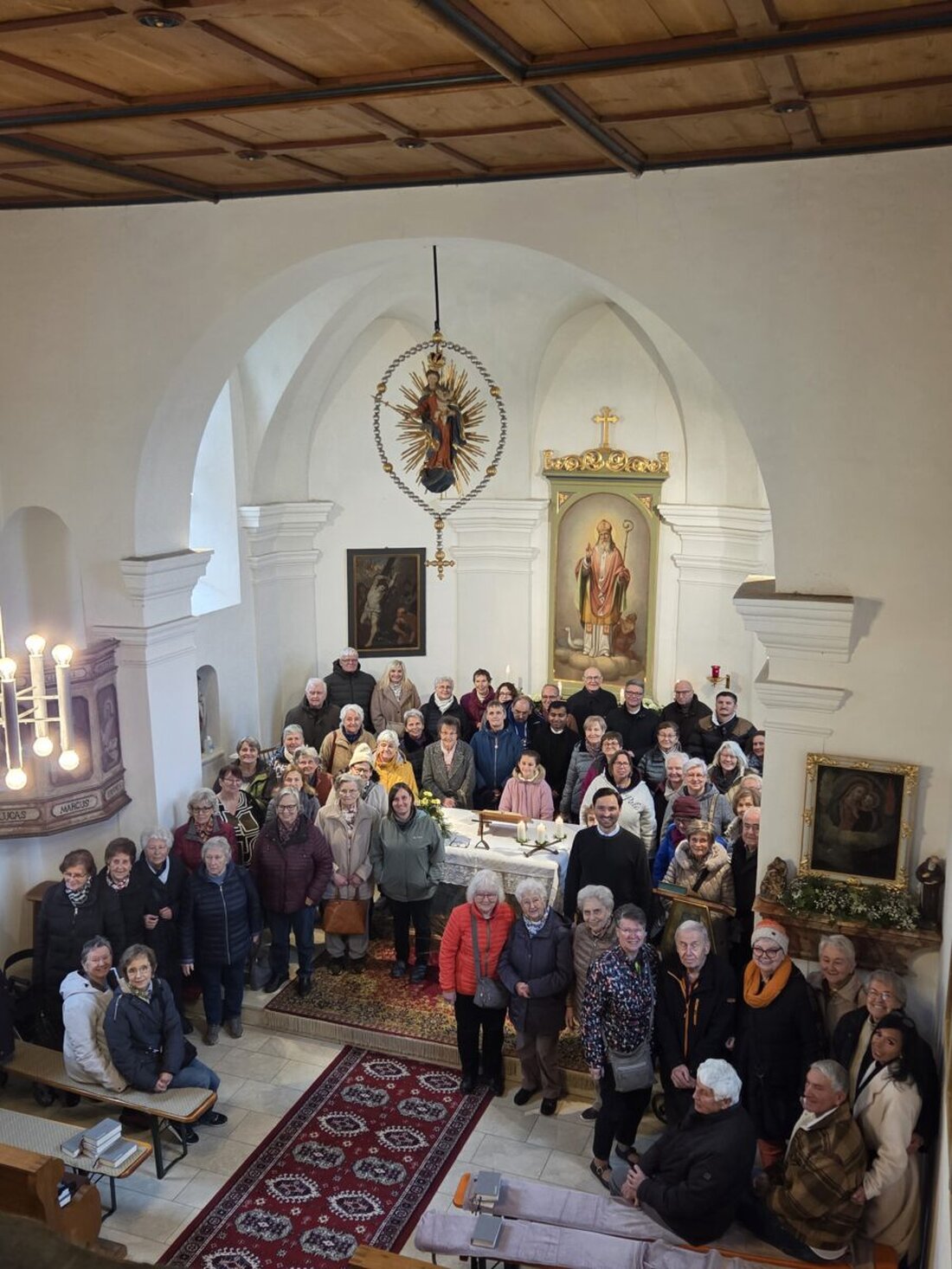 Weiden. Die Pfarrei Herz Jesu unternahm ihre Martinifahrt zur Kapelle St. Martin in Hofstetten bei Ensdorf, mit Messe, Führung und Gesang. Stationen waren Theuern, Ebermannsdorf und Amberg mit Kultur, Martinsgans und Musik.