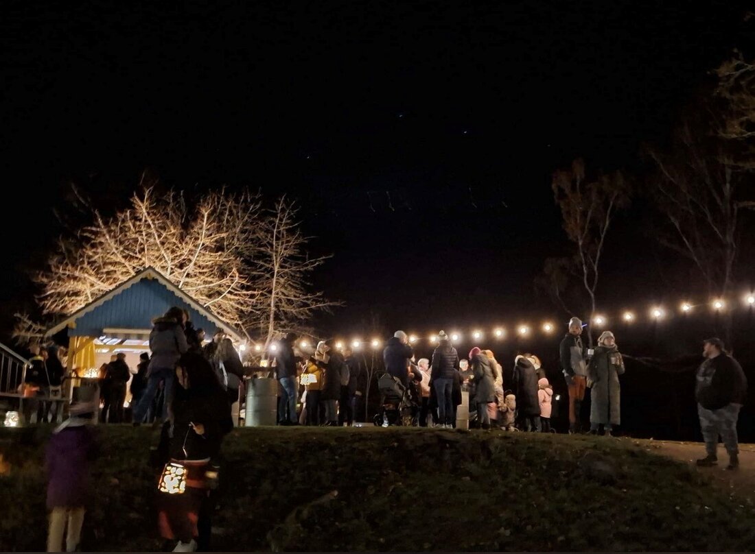 Pechbrunn. Das Johanniter-Kinderhaus feierte am Dienstag ein Martinsfest mit Andacht in der Friedenskirche und leuchtendem Laternenzug. Danach warteten Wiener, Kinderpunsch und Glühwein auf Kinder, Familien und Team.