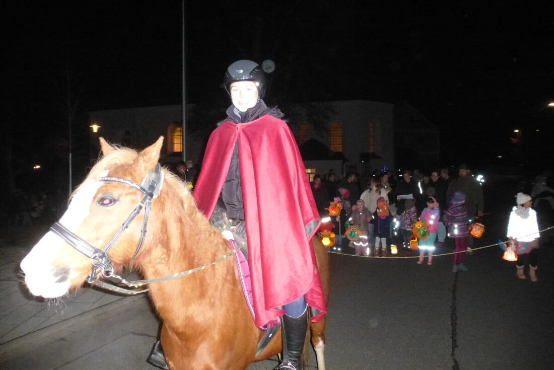 Neustadt/WN. Das Martinsfest des gleichnamigen Kindergartens lockte viele Familien in die evangelische Martinskirche und zum langen Laternenumzug. Kinder spielten Sankt Martin, die Feuerwehr sicherte, es gab Zuckerbrezen, Tee und Glühwein.