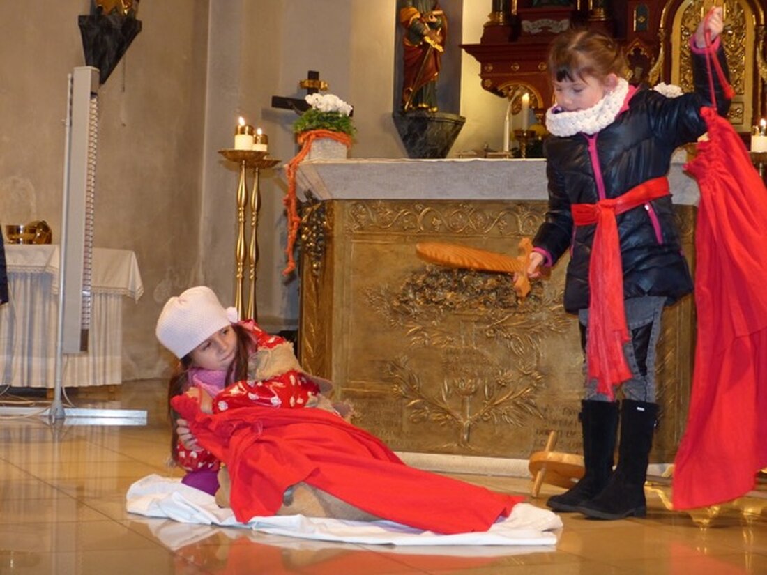 Leuchtenberg. „Ich geh mit meiner Laterne und meine Laterne mit mir….“  – Beim Zug um die Burgruine war das allbekannte Lied überall zu hören: Die Kinder des St. Johannes sangen [&hellip;]