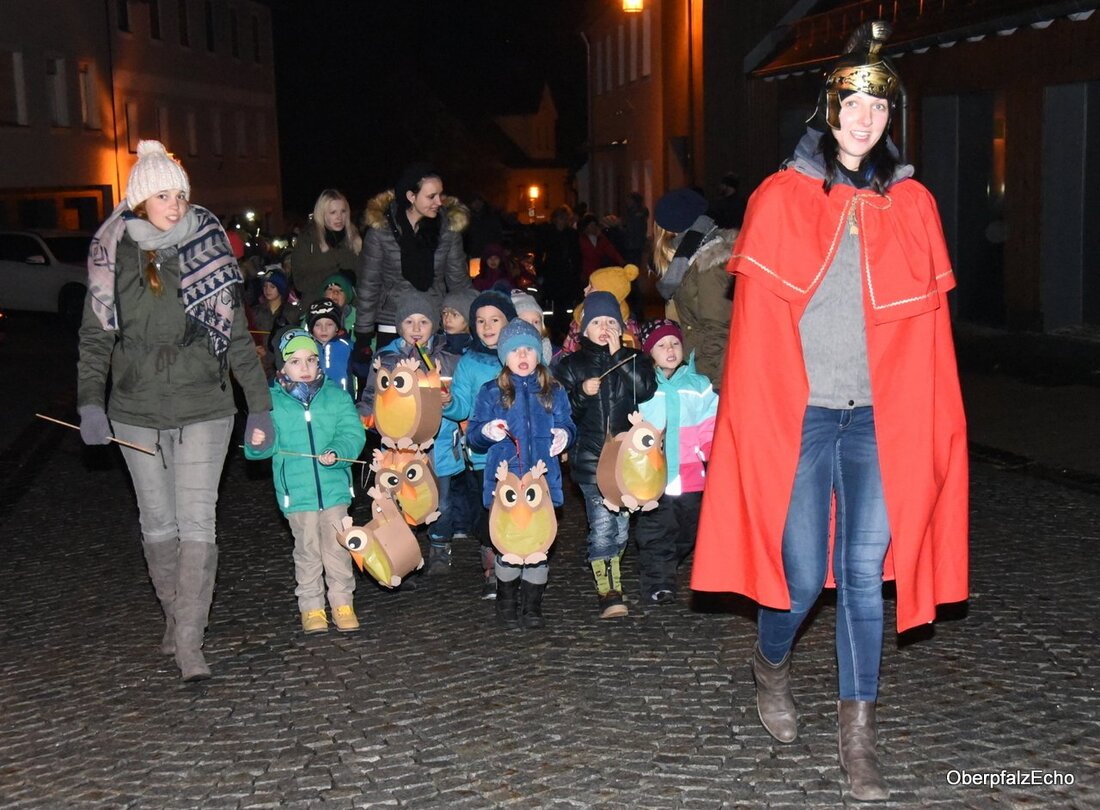 Parkstein. „St. Martin war ein guter Mann“ und noch einige Lieder mehr sangen die Grundschüler und die Kinder aus dem St. Pankratius Kindergarten, als sie – angeführt von Bischof St. [&hellip;]