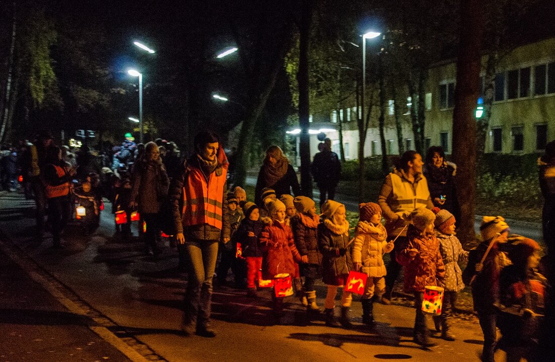 Tirschenreuth. “Ich geh mit meiner Laterne und meine Laterne mit mir” – Auch beim Martinszug des städtischen Kinderhauses Kunterbunt durfte der Klassiker der Martinslieder nicht fehlen. Mit ihren bunten Laternen [&hellip;]