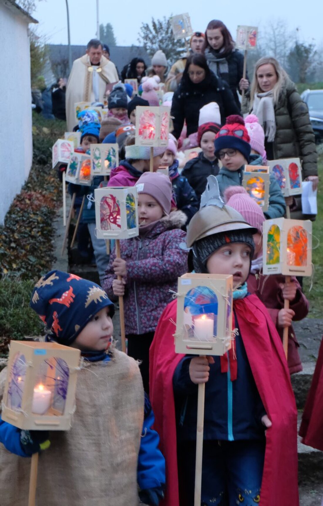Floß. Kinder des Kindergartens St. Johannes Maria Vianney zogen mit Laternen vom Pfarrheim St. Josef in die Kirche St. Johannes der Täufer. Sie brachten Licht und Hoffnung. Pfarrer Max Früchtl segnete sie, Eltern sangen mit.