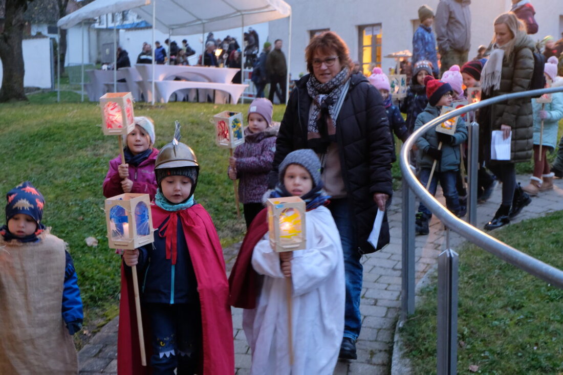 Floß. Kinder des Kindergartens St. Johannes Maria Vianney zogen mit Laternen ins Gotteshaus ein, wo ihre Laternen Licht und Hoffnung verbreiteten.