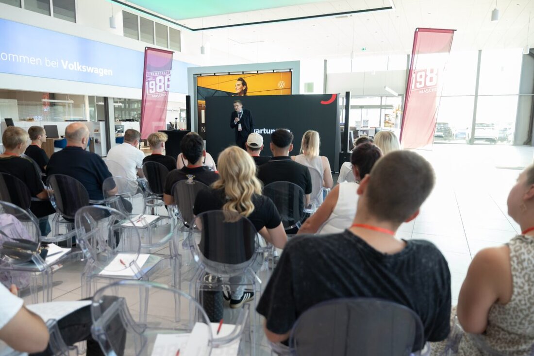 Wackersdorf. Maschek Automobile hat am 29. Juli 2026 im Volkswagen Autohaus 23 neue Auszubildende mit ihren Familien willkommen geheißen und den hohen Stellenwert der Ausbildung betont. Start am 1. September.