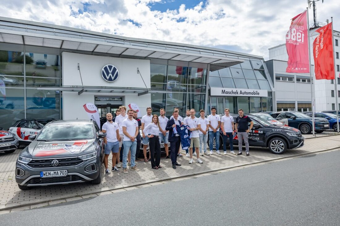Weiden. Maschek Automobile erweitert die Partnerschaft mit den Blue Devils Weiden durch Übergabe von zehn VW T-Roc Modellen an das DEL2-Eishockeyteam. Die Fahrzeuge, gestaltet in Vereinsfarben, symbolisieren die fortgesetzte Unterstützung und Kooperation zwischen beiden Parteien.
