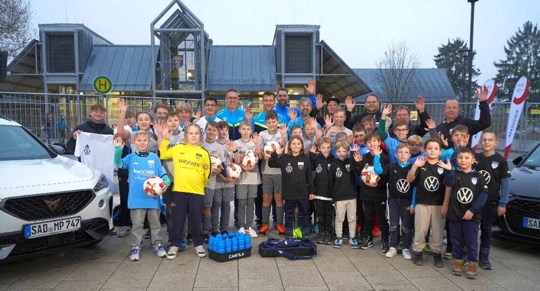 Wackersdorf. Maschek Automobile spendete Trikots und Equipment im Wert von 8.000 Euro an jugendliche Fußballer beim "Wackersdorfer Hallentage" Fußballturnier.