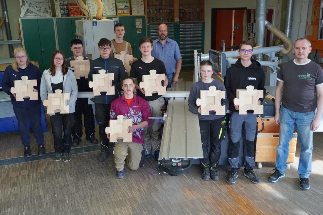 Wiesau. Am BSZ lernen angehende Schreiner im Maschinenkurs den sicheren Umgang mit Handmaschinen und stationären Holzbearbeitungsmaschinen. Teil eins im BGJ verbindet Theorie und Praxis und endet mit einer Bescheinigung.