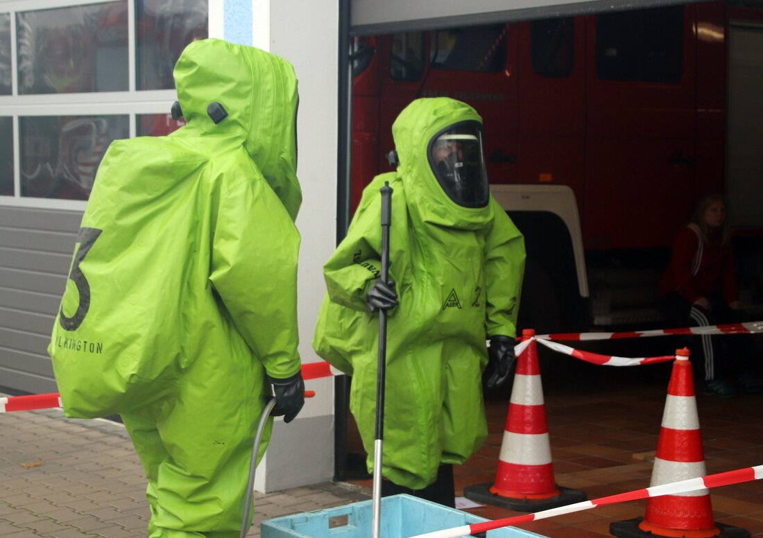 Pressath. Sie verlangen von den Floriansjüngern besondere körperliche Fitness, Fachwissen zur Stofferkennung sowie enorme Geschicklichkeit: Gefahrguteinsätze. Dazu fand nun bei der Feuerwehr Pressath ein Lehrgang statt. Von Jürgen Masching Unfälle, [&hellip;]