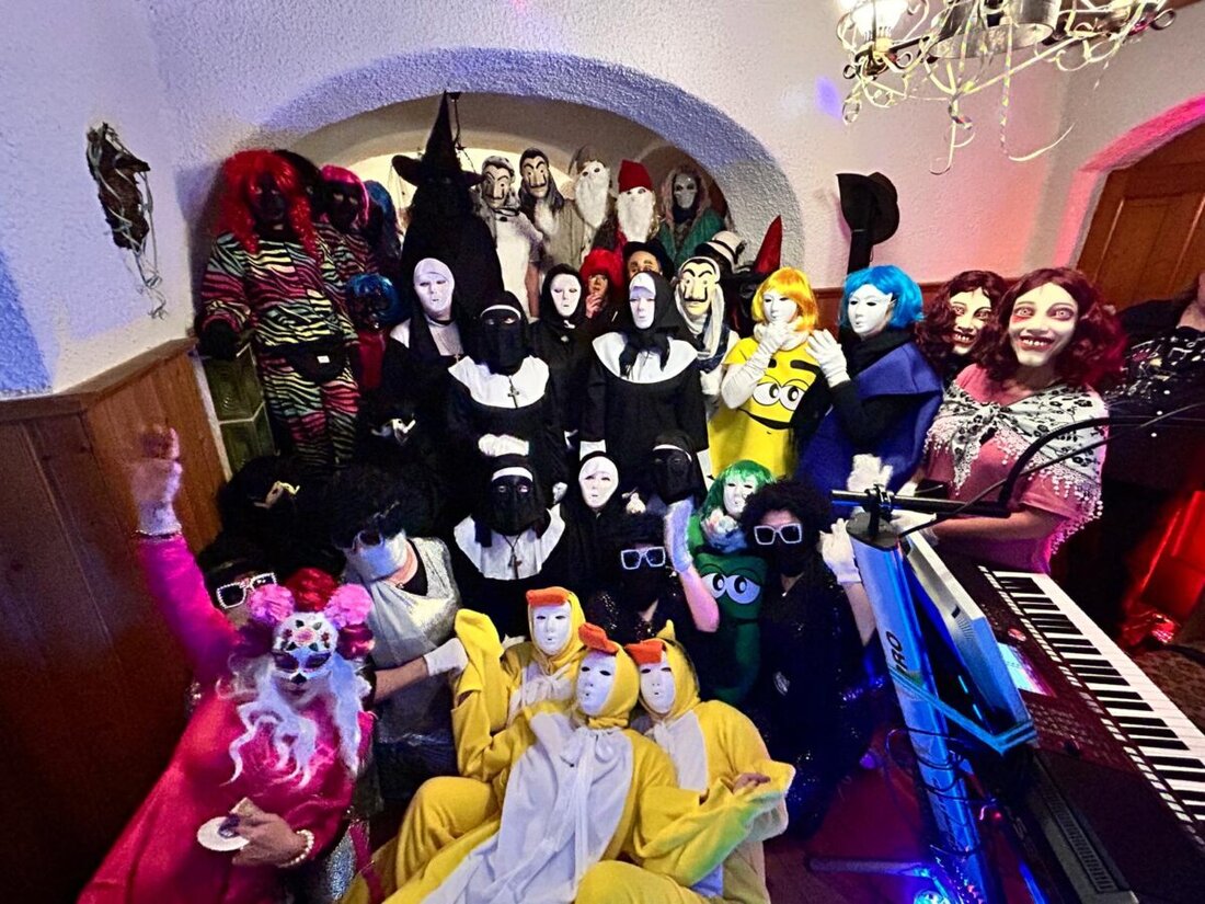 Pleystein. Der Männergesangverein 1895 Pleystein e.V. feierte seine Jubiläums-"maskierte Singstund" mit großer Teilnahme und viel Stimmung bis in den frühen Morgen. Insgesamt 37 Maschkerer sorgten für eine ausgelassene Faschingsfete.