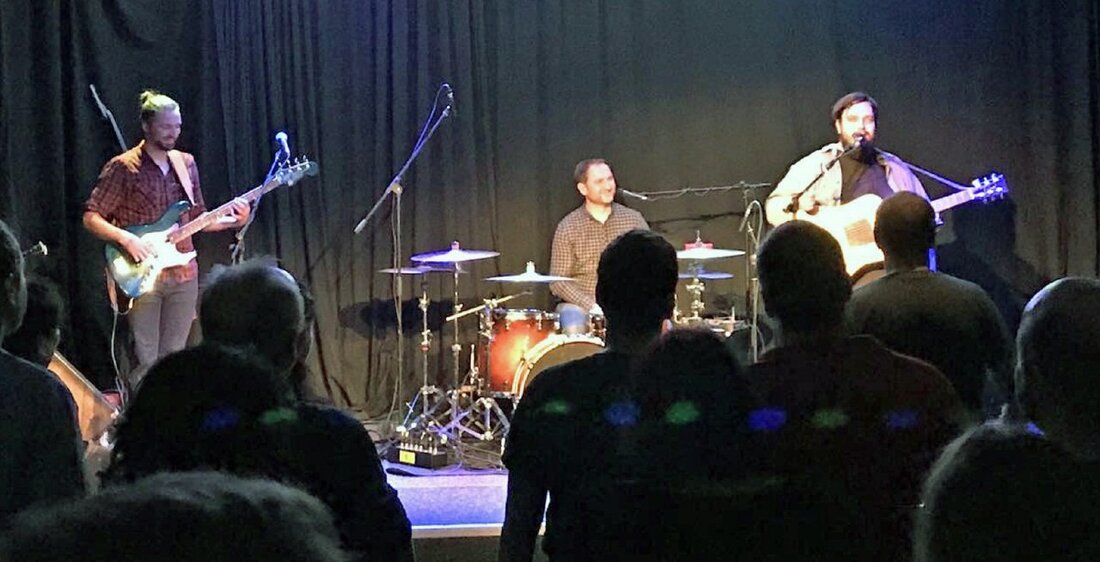 Rothenstadt. Pause beendet, sie sind wieder da – und wie: Der Regensburger Songwriter Mathias Kellner und seine Band. Und es ist eine fulminante Rückkehr – davon haben sich die Fans am [&hellip;]