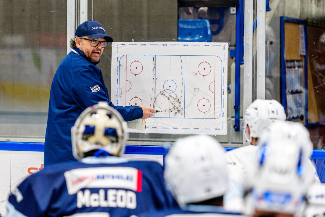 Weiden. Coach Dave Matsos kehrt nach krankheitsbedingter Auszeit zu den Blue Devils zurück und übernimmt als Headcoach. Associate Head Coach Igor Nemirovsky bleibt an der Bande, am Donnerstag trainierte Matsos mit dem Team.