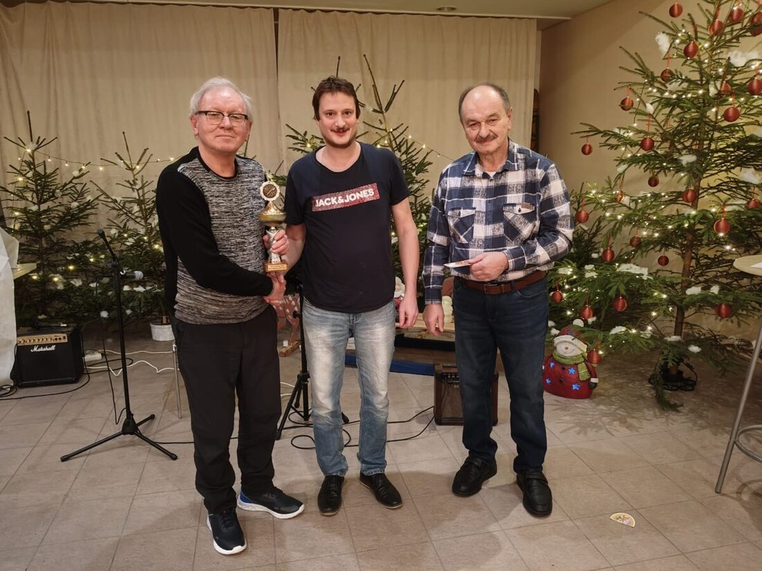 Eslarn. Bei der Weihnachtsfeier in Waidhaus ehrte der Spickerverein Germanenpfeil seine besten Werfer. Vereinsmeister wurde Matthias Riedl mit 1.662 Ringen und erhielt den Siegerpokal sowie 30 Euro.
