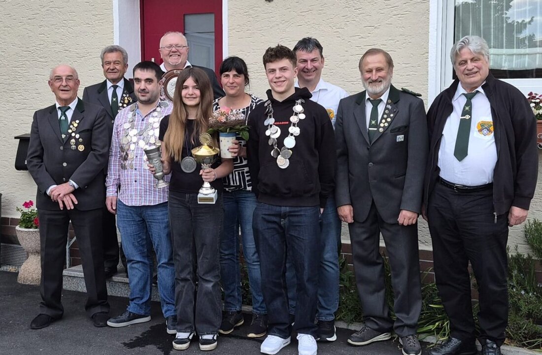 Diebrunn. Im ehemaligen Gasthaus Braun kürte die Naabtalschützen Gesellschaft Unterköblitz ihre Würdenträger. Schützenkönig ist Matthias Zwack; Titel gingen auch an Lena Geitner und Michael Biller.