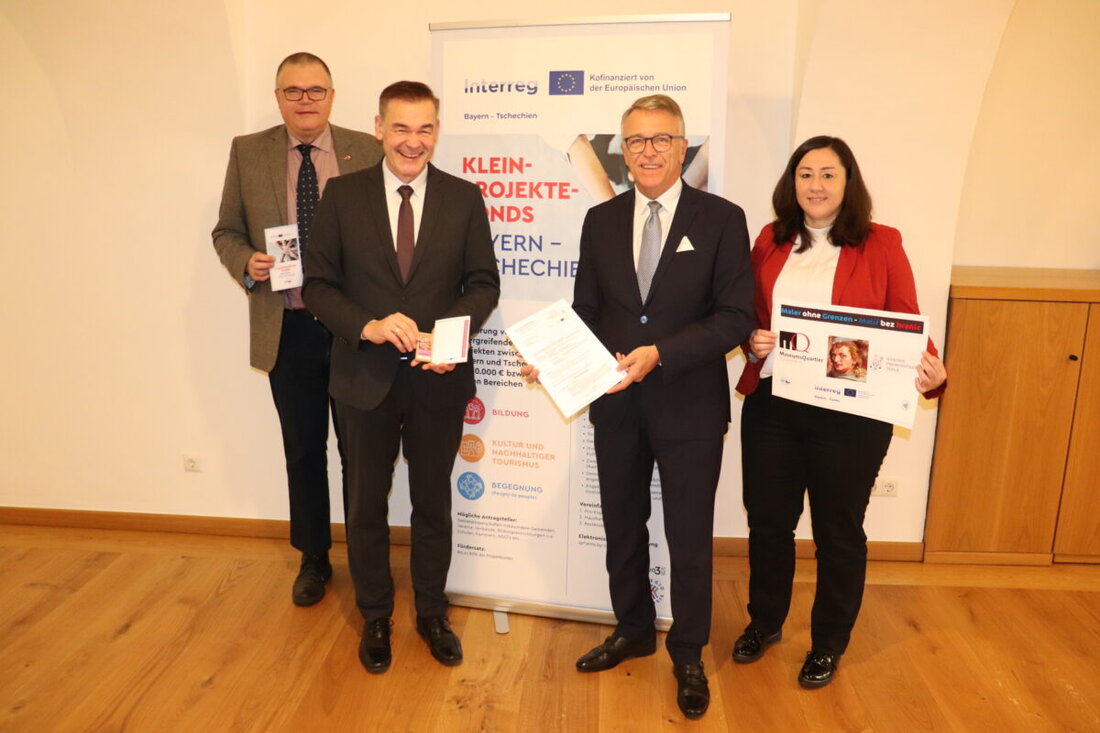 Tirschenreuth. Ein EU-Interreg-Projekt fördert die Zusammenarbeit zwischen deutschen und tschechischen Schulen durch das künstlerische Erbe von Maurus Fuchs. Das Projekt umfasst Exkursionen und Workshops, bei denen Schüler beider Länder mehr über den Künstler und die Krippentradition lernen.