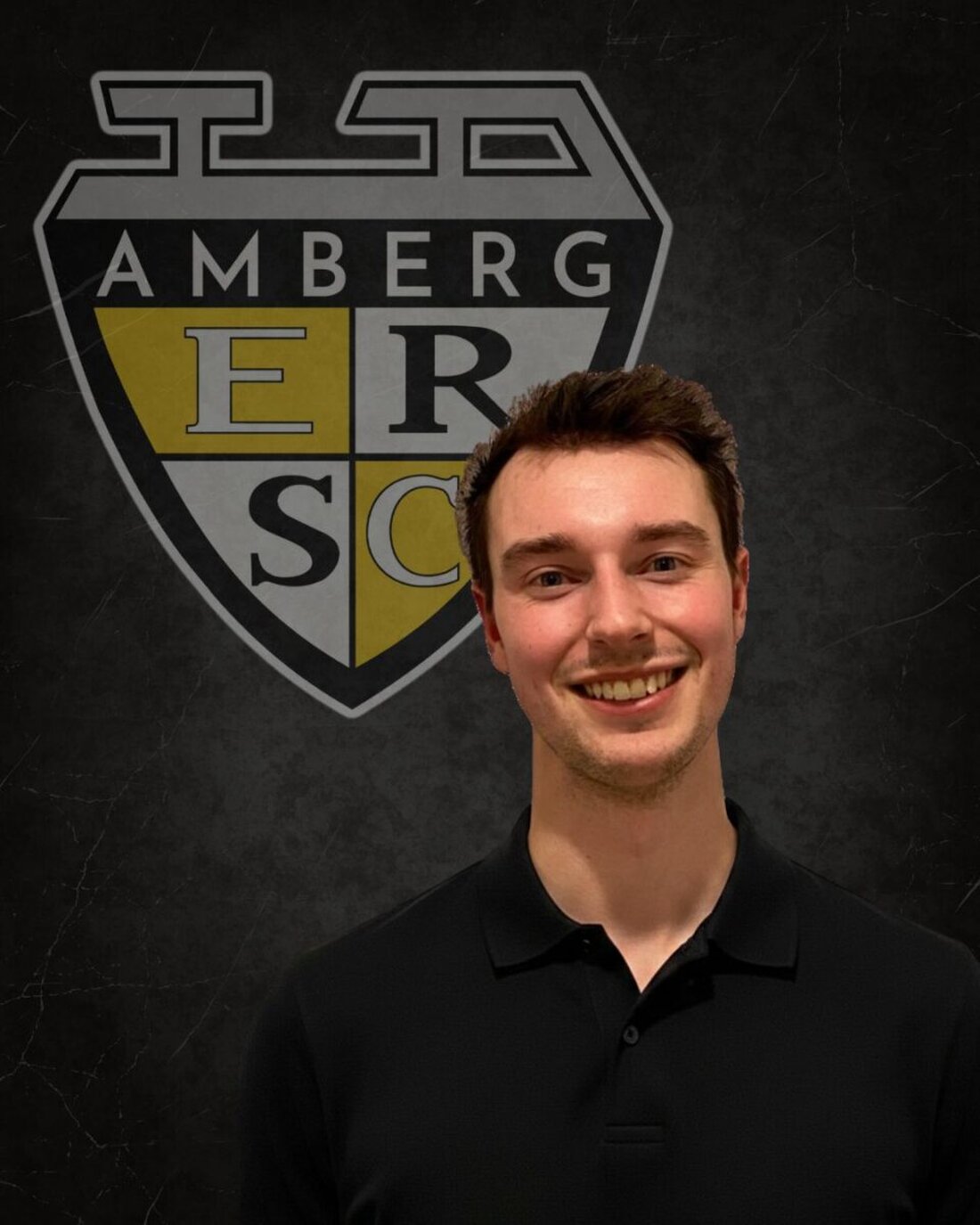 Amberg. Max Gimmel bleibt beim ERSC und stärkt die Abwehr für die neue Saison. Der 23-jährige Verteidiger überzeugte ab Januar 2026 bei den Wild Lions. Er trägt weiter die Nummer 52.