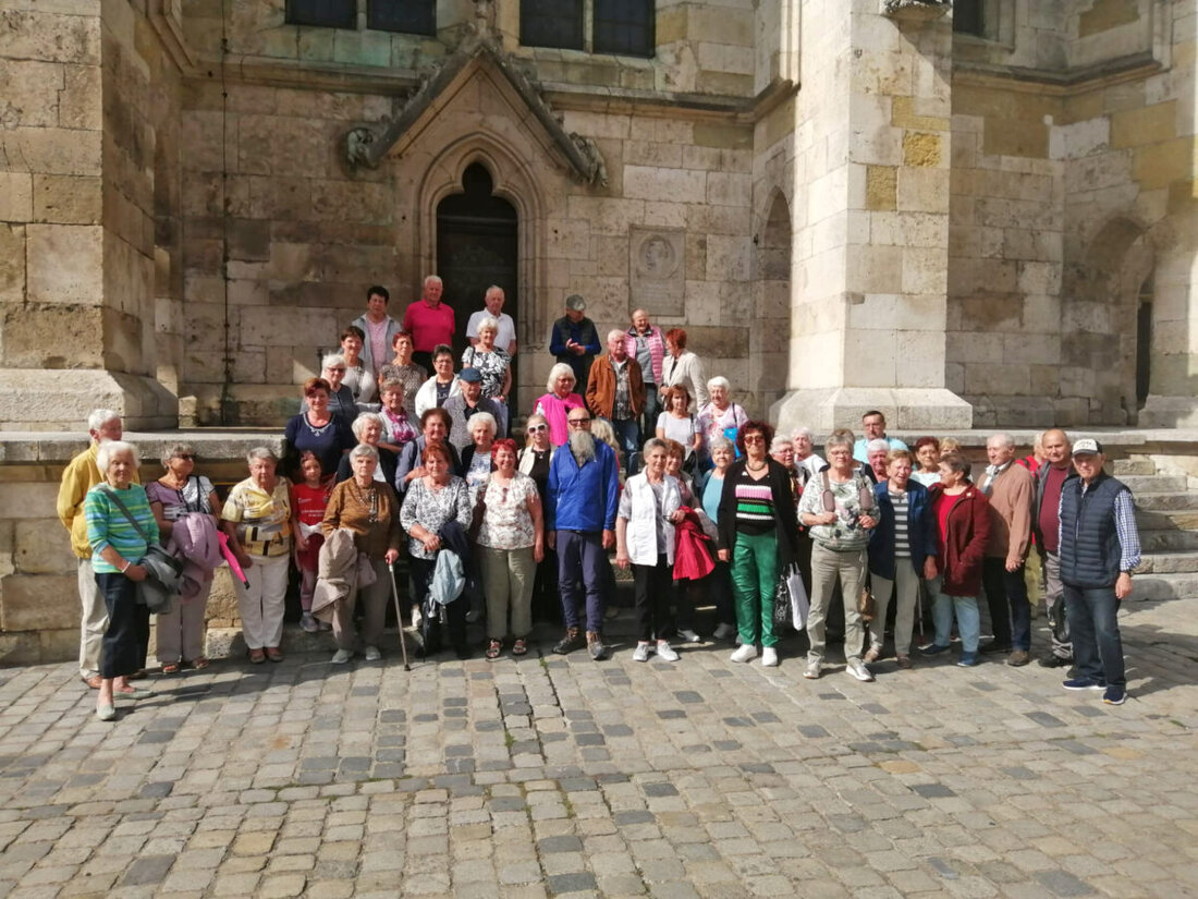 Maxhütte-Haidhof. Am 17. Juli unternahmen knapp 60 Senioren aus Maxhütte-Haidhof eine Ausfahrt nach Regensburg, inklusive Stadtrundfahrt mit der Bimmelbahn und Besuch des Adlersbergs. Die Fahrt begeisterte die Teilnehmer mit kulturellen Sehenswürdigkeiten und einem gemütlichen Ausklang im Biergarten.