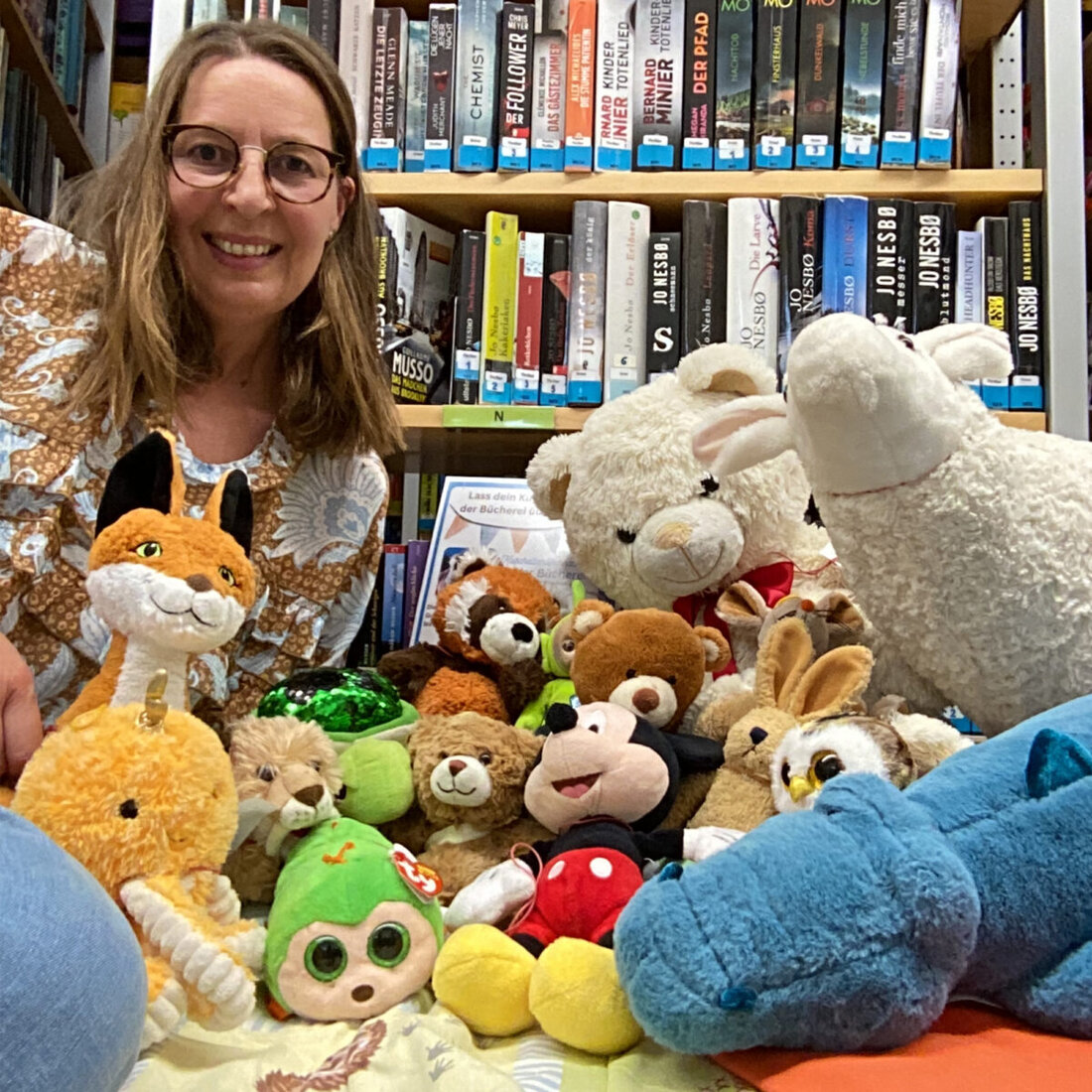 Maxhütte-Haidhof. Nachts in der Bücherei: Für eine Nacht gehörte die Bücherei den Kuscheltieren der Kinder. Was machen sie wohl, wenn sie unbeobachtet sind?