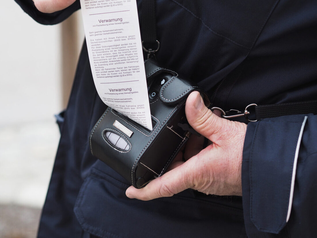 Maxhütte-Haidhof. Die Stadt tritt dem ZV KVS Oberpfalz bei, um ab Februar 2025 Falschparken zu ahnden, wobei zunächst Verwarnungen mit "Gelber Karte" erfolgen. Ziel ist es, Rettungswege und Behindertenparkplätze frei zu halten und die Verkehrssicherheit zu erhöhen.