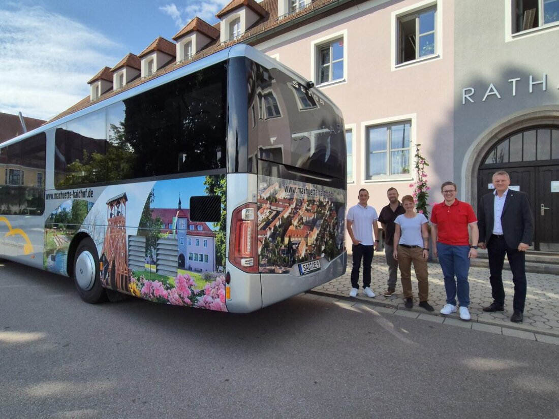 Maxhütte-Haidhof. Ein Bus voller Heimatliebe fährt ab sofort durch die Straßen von Maxhütte-Haidhof und im Städtedreieck: Das 1234 Taxi und Omnibusunternehmen GmbH mit Geschäftsführer Christoph Riedl hat der Stadt Maxhütte-Haidhof ein ganz besonderes Fahrzeug zur Verfügung gestellt – gestaltet mit eindrucksvollen Motiven, die unsere Heimat von ihrer schönsten Seite zeigen. 