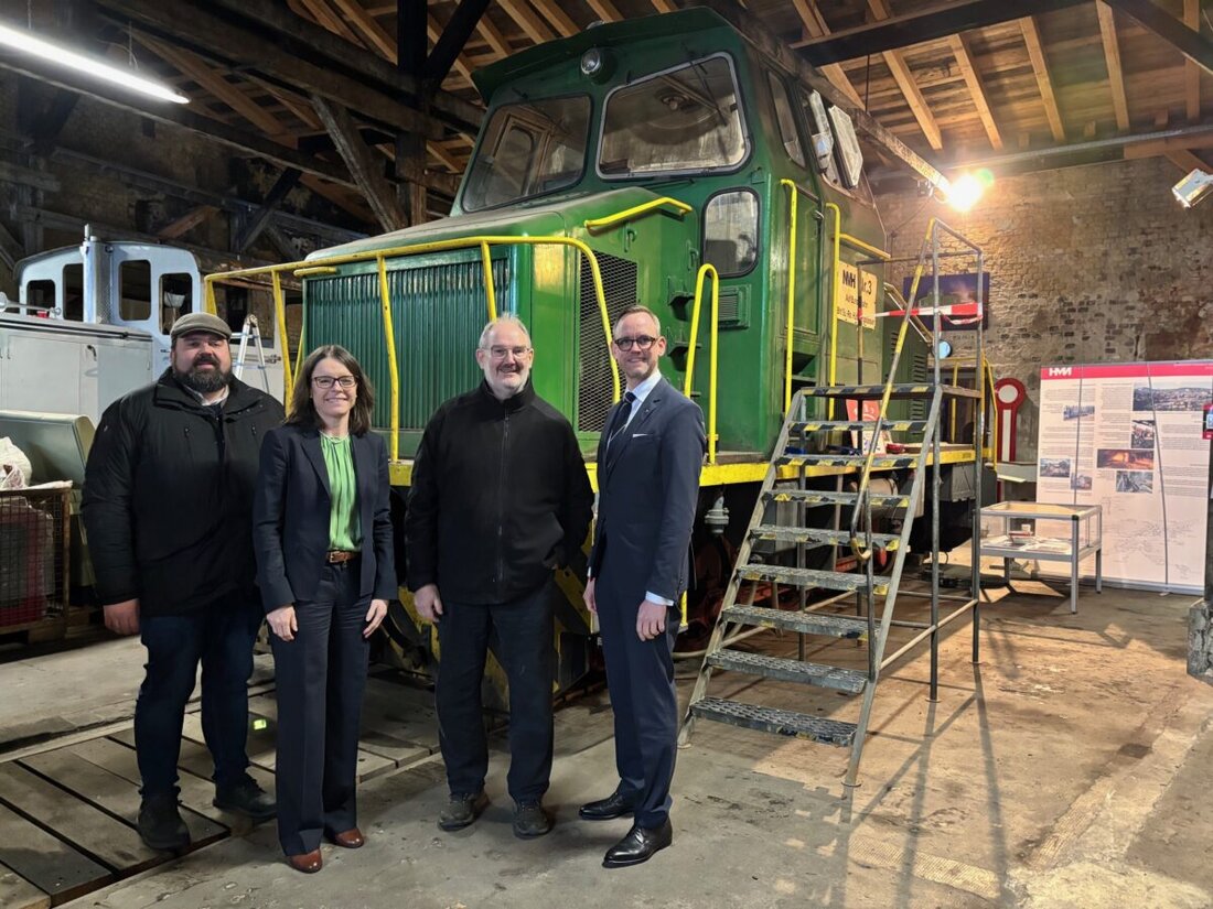 Amberg. Manche Geschichten rollen auf Schienen – und diese hier mit einer besonderen Endstation. Die Werkslokomotive MH 3 der ehemaligen Maxhütte, einst unverzichtbar im harten Alltag der Montanindustrie, hat nun eine neue Heimat gefunden. 