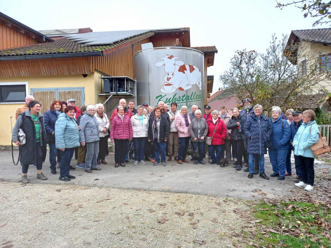 Maxhütte-Haidhof. 50 Senioren besuchten das erste deutsche Kuhstallcafé in Illkofen, bekamen eine Führung und Informationen über den Betrieb. Sie sahen den Melkroboter, eine Biogasanlage und bekamen Einblicke in die Landwirtschaft.
